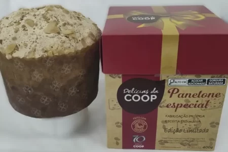 Panetone especial da Coop em elegante embalagem dourada com ingredientes premium.