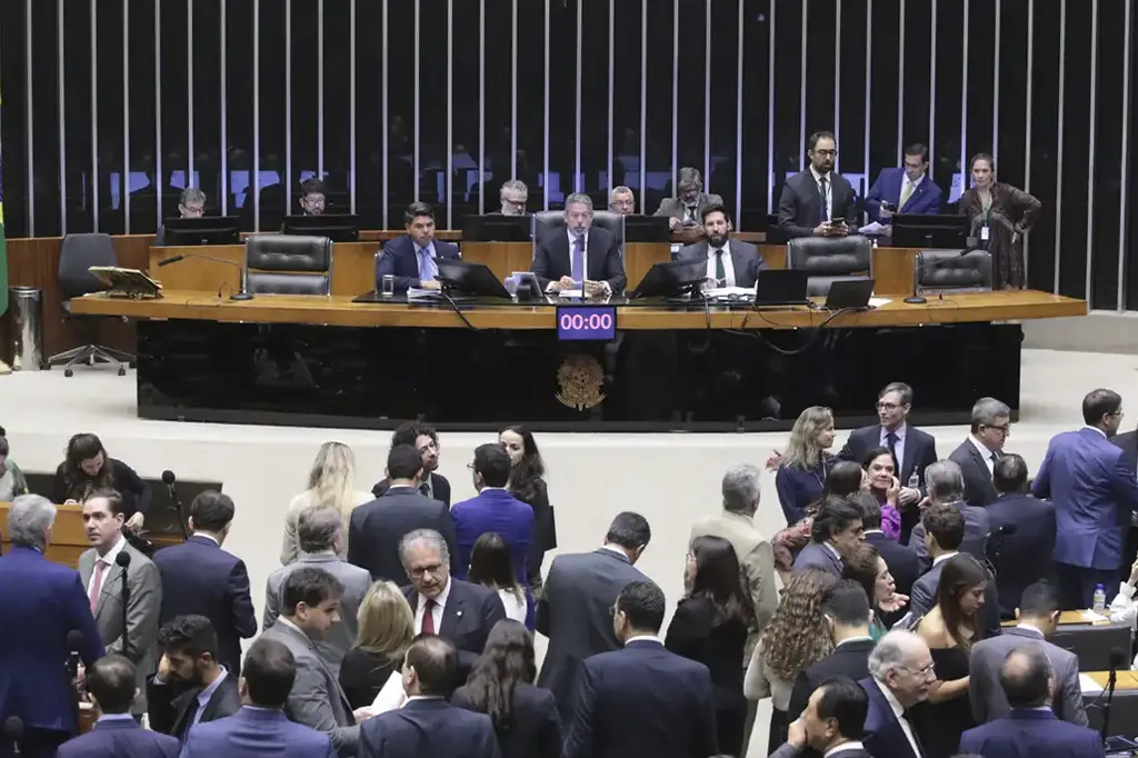 Deputados em votação no plenário da Câmara durante a aprovação da reforma tributária.