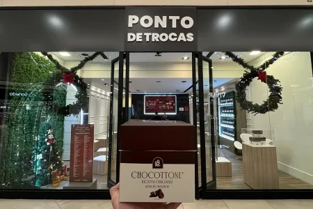 Cliente realizando a troca de notas fiscais por Chocottone no Golden Square Shopping, em frente ao balcão de trocas.