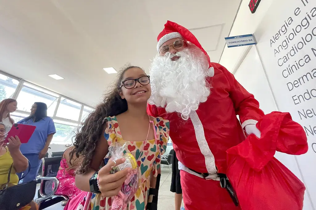 Papai Noel interagindo com crianças e famílias no Centro de Especialidades Médicas de Ribeirão Pires.