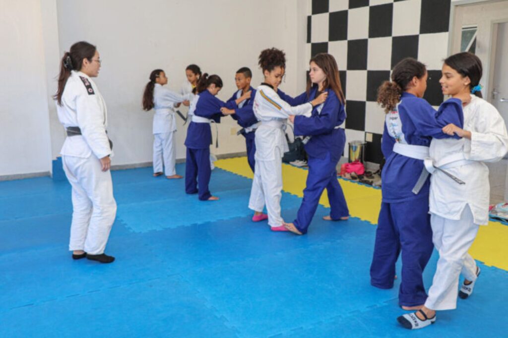 Grupo de pessoas praticando futsal em um dos Centros Técnicos de Treinamento (CTTs).