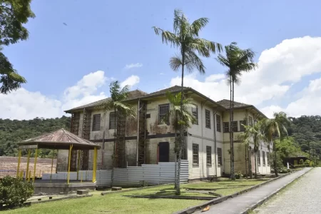 Fachada histórica do Clube União Lyra Serrano, em Paranapiacaba, prestes a ser restaurada com projeto cultural.