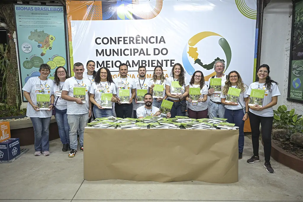 Participantes da Conferência Municipal do Meio Ambiente de Santo André discutindo propostas sobre mudanças climáticas no Parque Tangará.