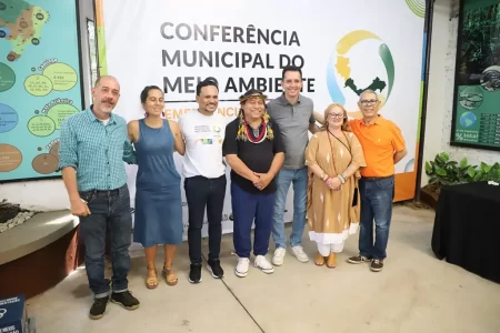 Participantes da Conferência Municipal do Meio Ambiente de Santo André discutindo propostas sobre mudanças climáticas no Parque Tangará.