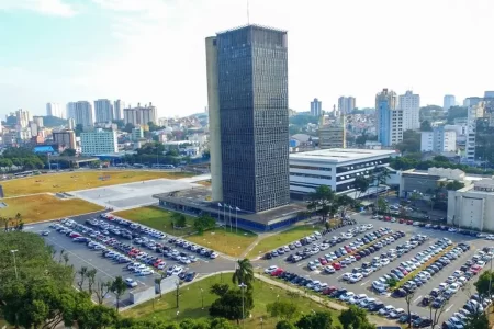 Serviços municipais de São Bernardo, incluindo parques e Bom Prato, com horário especial no Ano Novo.