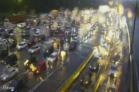 Tráfego intenso nas rodovias Anchieta-Imigrantes durante o feriado de Ano Novo, com congestionamentos e neblina na serra.