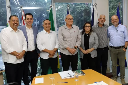 Prefeitos do Consórcio ABC reunidos para discutir investimentos e a reunificação regional.