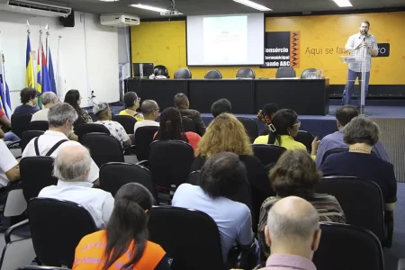 Cerimônia de entrega de certificados no Consórcio Intermunicipal Grande ABC, com servidores municipais reunidos.