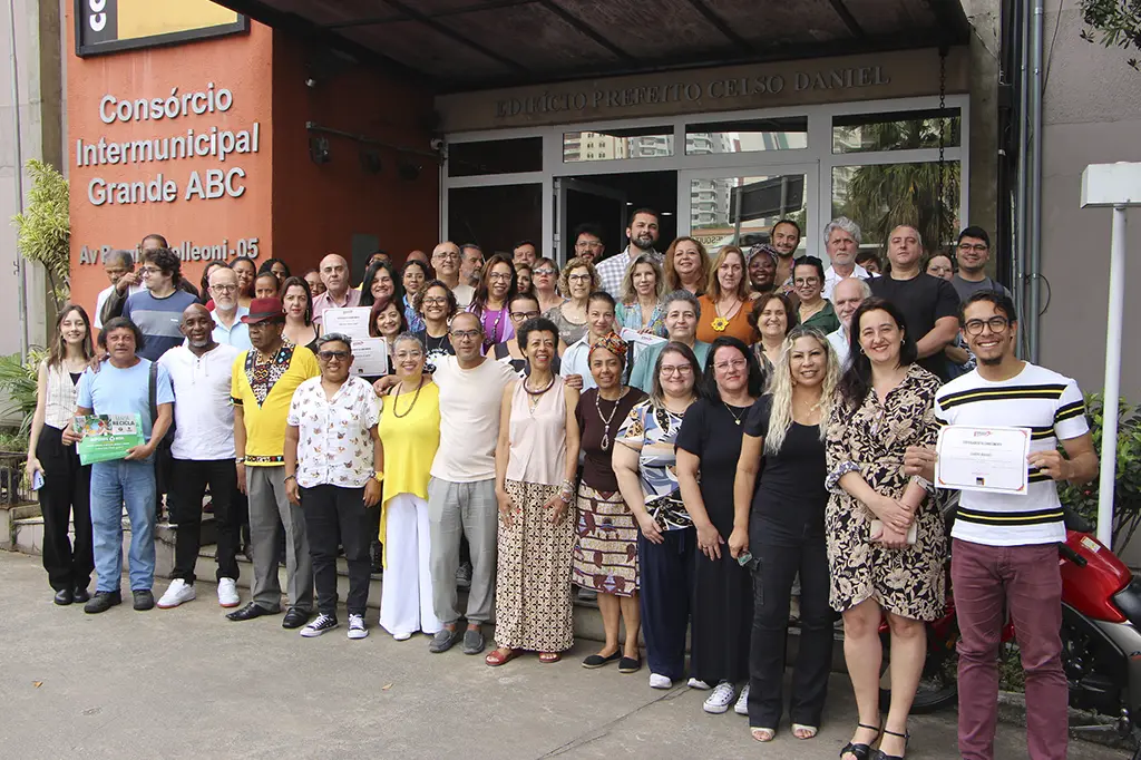 Cerimônia de entrega de certificados no Consórcio Intermunicipal Grande ABC, com servidores municipais reunidos.