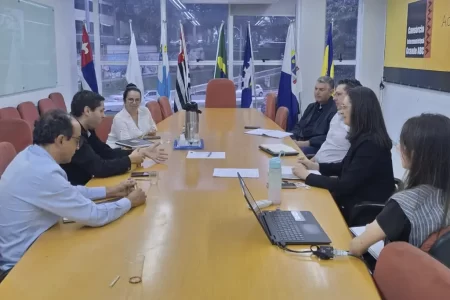 Foto do evento de assinatura do acordo entre o Consórcio ABC e parceiros, destacando as discussões sobre o fortalecimento da indústria no Grande ABC.