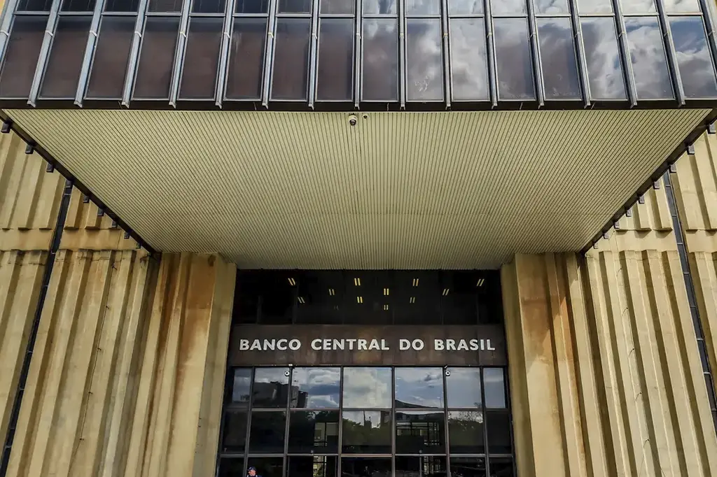 Gráfico da taxa Selic mostrando alta para 12,25% em decisão do Banco Central.