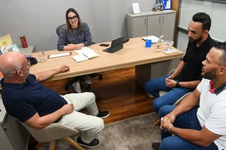 Deputada Ana Carolina Serra em reunião na Alesp para anunciar emendas destinadas à saúde de Rio Grande da Serra.