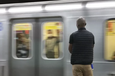 Equipe técnica da CPTM trabalhando na retirada dos vagões descarrilados próximo à Estação Brás