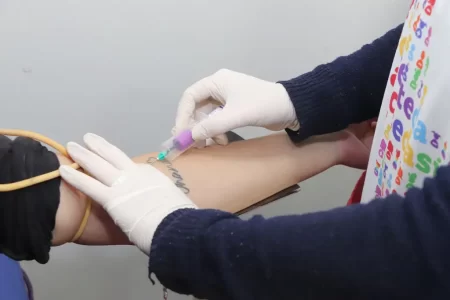 Equipe de saúde realizando testes rápidos de HIV durante campanha do Dezembro Vermelho em Ribeirão Pires.