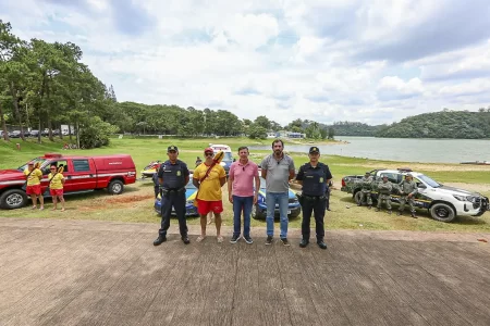 Prefeito Orlando Morando lança a Operação Verão Seguro ao lado de representantes da GCM e Corpo de Bombeiros.