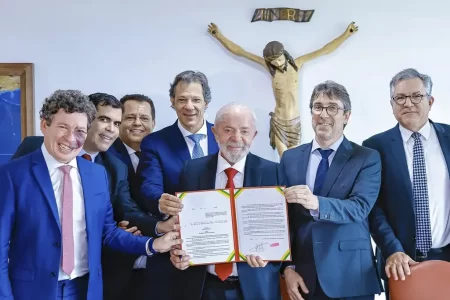 Presidente Lula assina decreto sobre planos de integridade para empresas contratadas pelo governo federal.