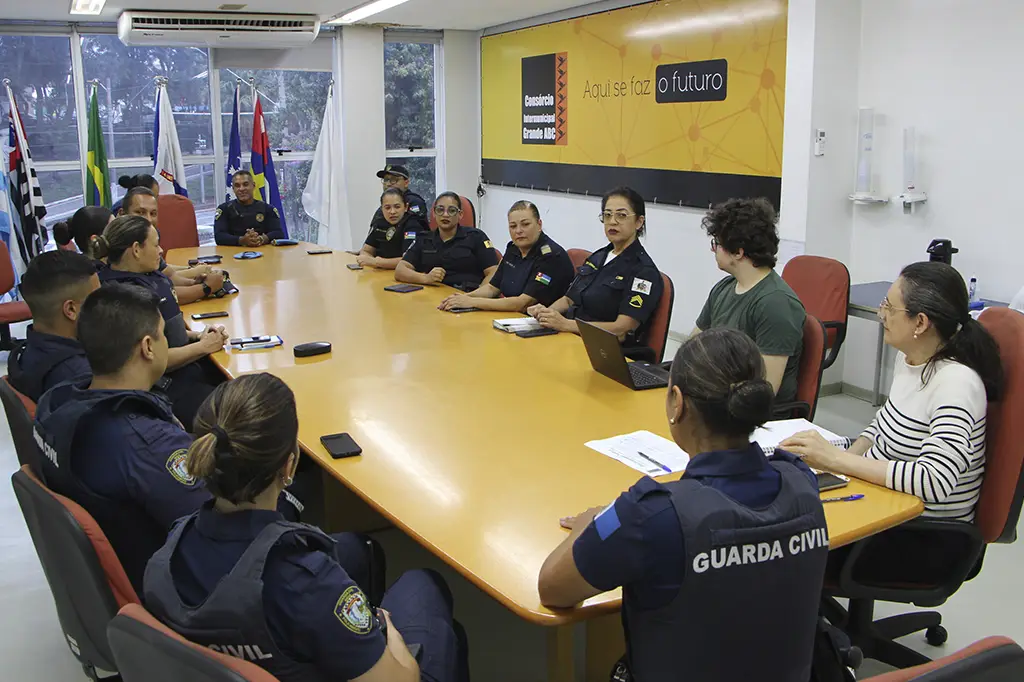 Representantes das Guardas Civis Municipais em reunião sobre a Patrulha Maria da Penha no Consórcio ABC.