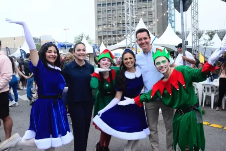 Feira do Natal Solidário em Santo André com público aproveitando atrações e clima natalino.