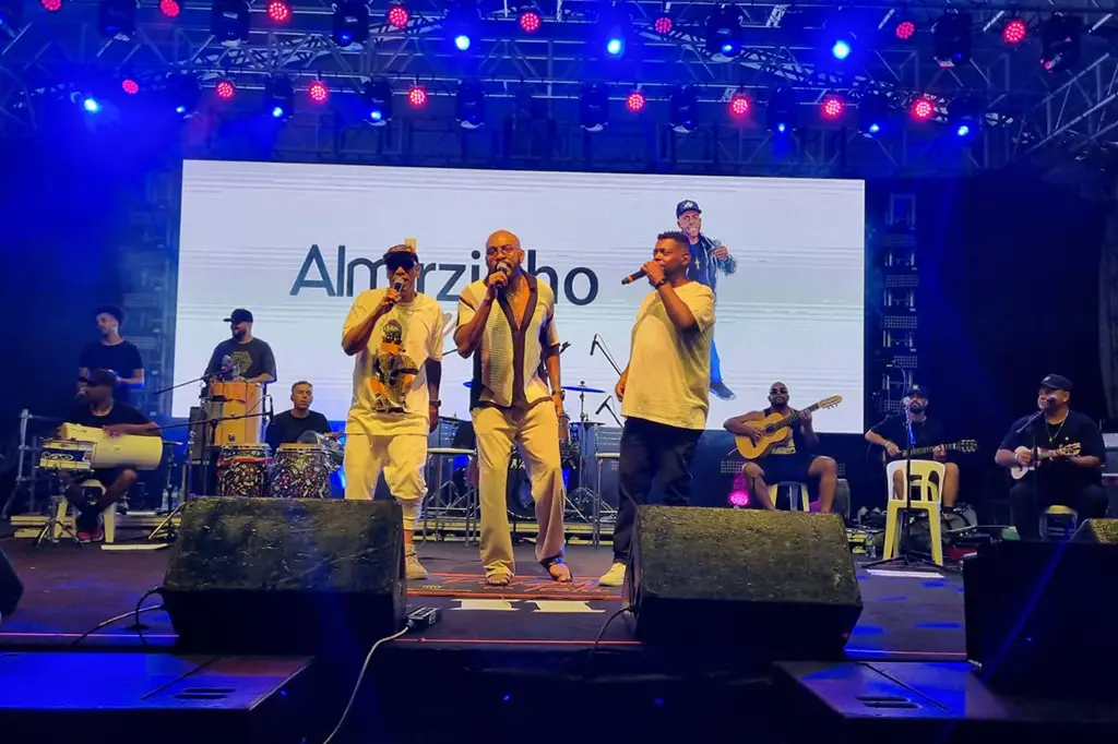 Feira do Natal Solidário em Santo André com público aproveitando atrações e clima natalino.