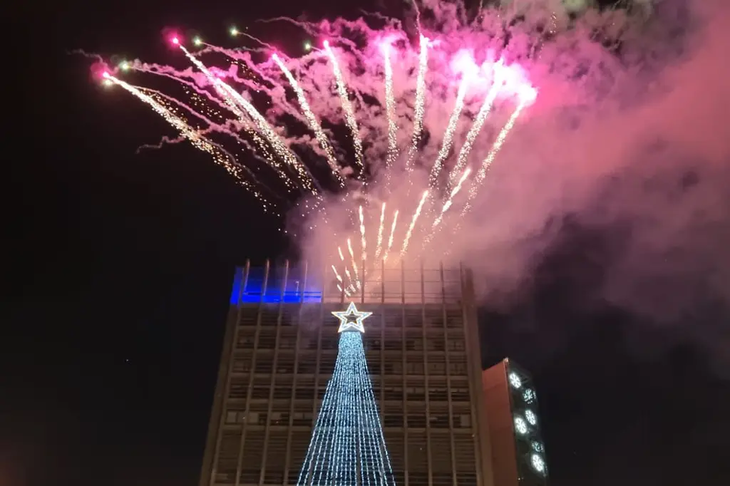 Feira do Natal Solidário em Santo André com público aproveitando atrações e clima natalino.