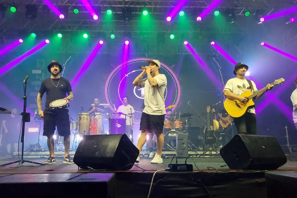 Feira do Natal Solidário em Santo André com público aproveitando atrações e clima natalino.