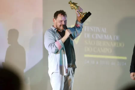 Matheus Nachtergaele recebe o Troféu Mazzaropi no Festival de Cinema de São Bernardo.