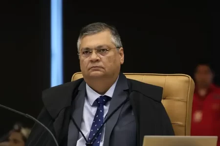 Ministro Flávio Dino durante sessão no STF, discutindo regulamentação das emendas parlamentares.