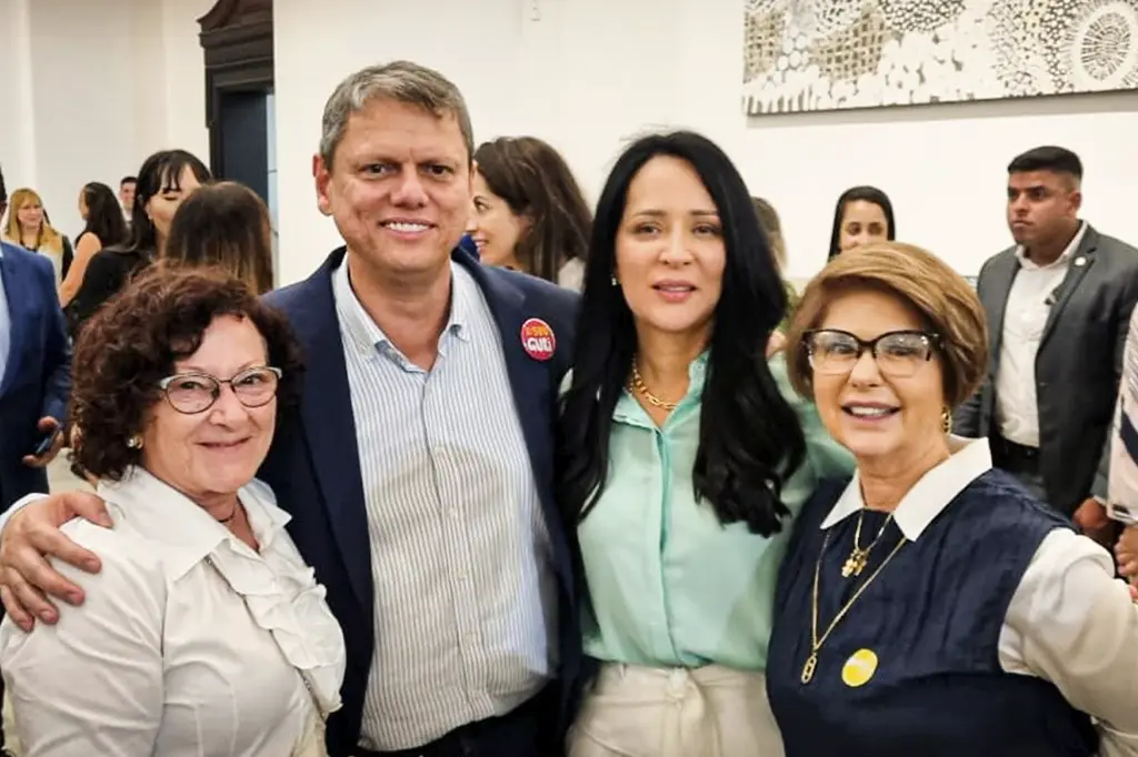 Primeira-dama de Ribeirão Pires durante a inauguração natalina no Palácio dos Bandeirantes.