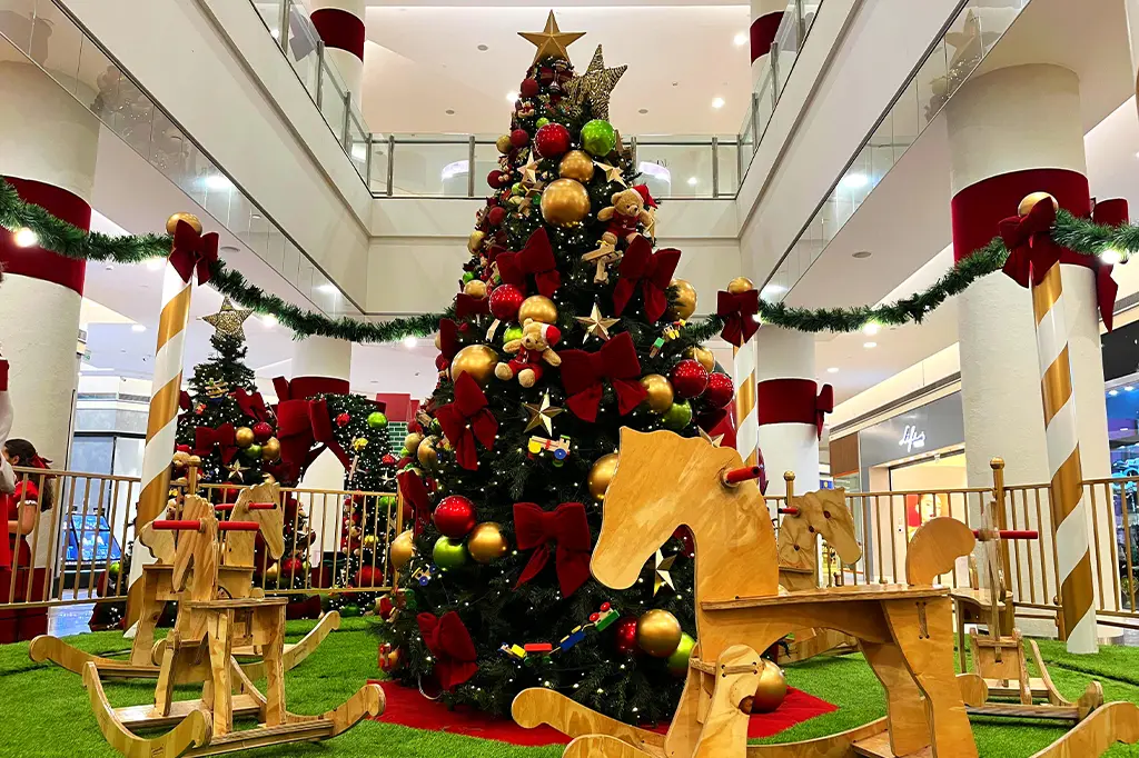 Fachada decorada do Golden Square Shopping durante a temporada de Natal.