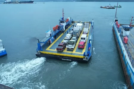 Balsa FB-11 modernizada atravessando o canal Santos/Guarujá durante operação de estreia.