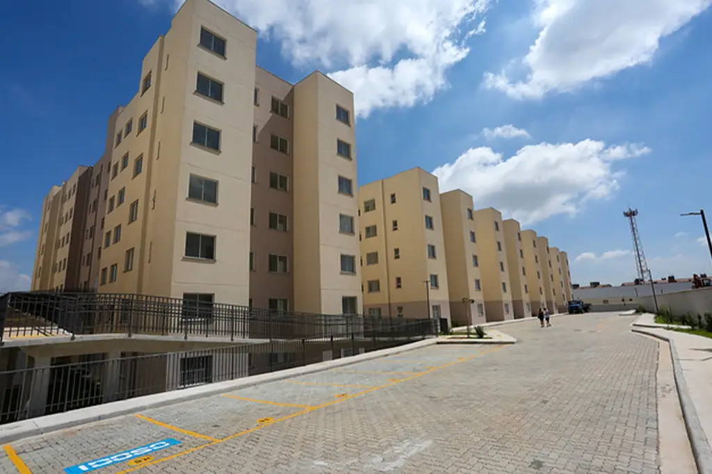 Governador Tarcísio de Freitas entrega chaves a famílias no Residencial Cooperativa II, em São Bernardo do Campo.