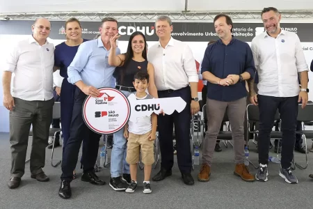 Governador Tarcísio de Freitas entrega chaves a famílias no Residencial Cooperativa II, em São Bernardo do Campo.