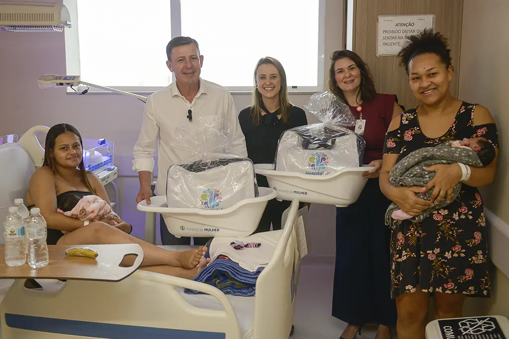 Prefeito Orlando Morando entregando enxoval de maternidade no Hospital da Mulher em São Bernardo