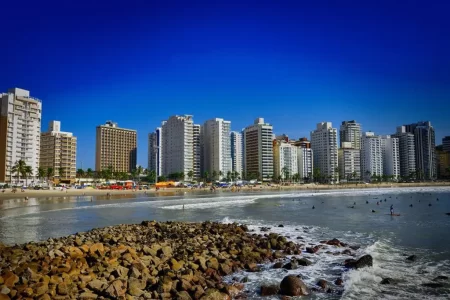 Turistas aproveitando o litoral paulista durante a temporada de férias de verão.