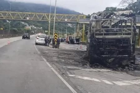 Polícia apreende barras de ferro e rojões usados em ataque a torcedores do Cruzeiro na Rodovia Fernão Dias, em Mairiporã.