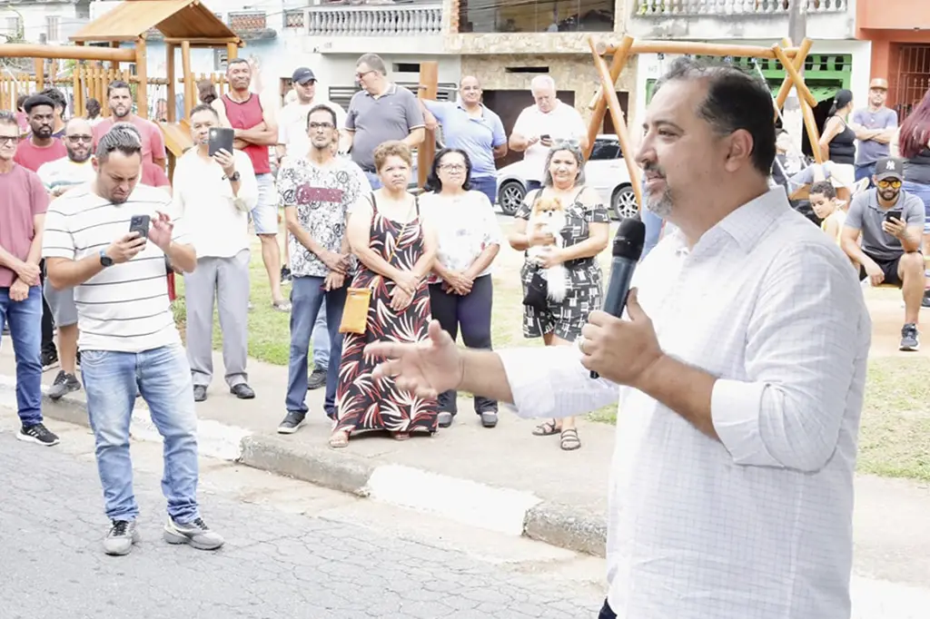 Prefeito Marcelo Oliveira inaugura quadras esportivas revitalizadas na Praça Avelina Silva Alves em Mauá.