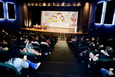 Exposição cultural no Teatro Municipal de Mauá celebra o Dia Internacional da Cidade Educadora.