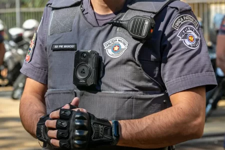 Policial Militar de São Paulo utilizando câmera corporal em ação de patrulhamento.