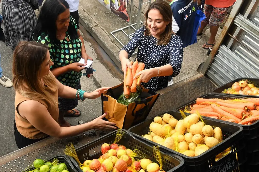 Moeda Verde chega a 30 comunidades de Santo André e beneficia 100 mil pessoas 1 Moradores participando da troca de recicláveis por alimentos no programa Moeda Verde em Santo André.