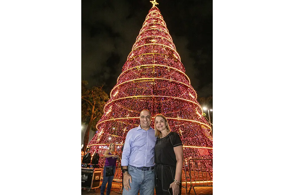 Árvore de Natal gigante iluminada na Praça dos Imigrantes em São Caetano do Sul.