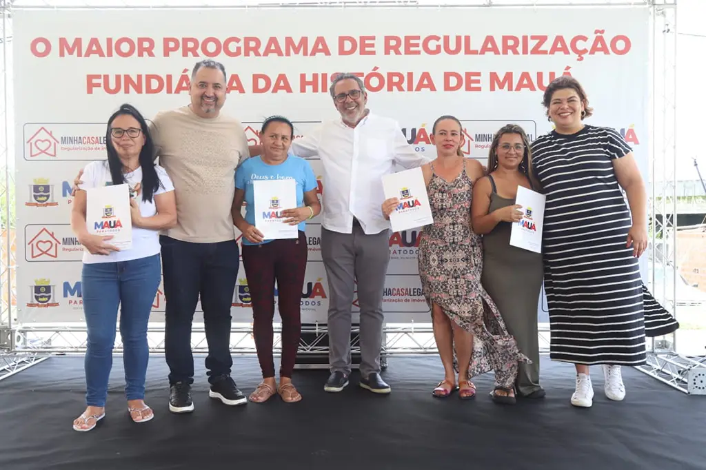 Moradores do Jardim Oratório celebram entrega de títulos de regularização fundiária em evento da Prefeitura de Mauá.