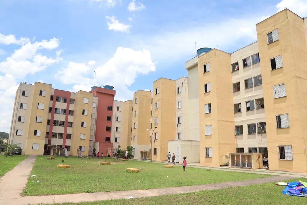 No Jardim Oratório, 120 famílias recebem título de propriedade de apartamento 1 Moradores do Jardim Oratório celebram entrega de títulos de regularização fundiária em evento da Prefeitura de Mauá.