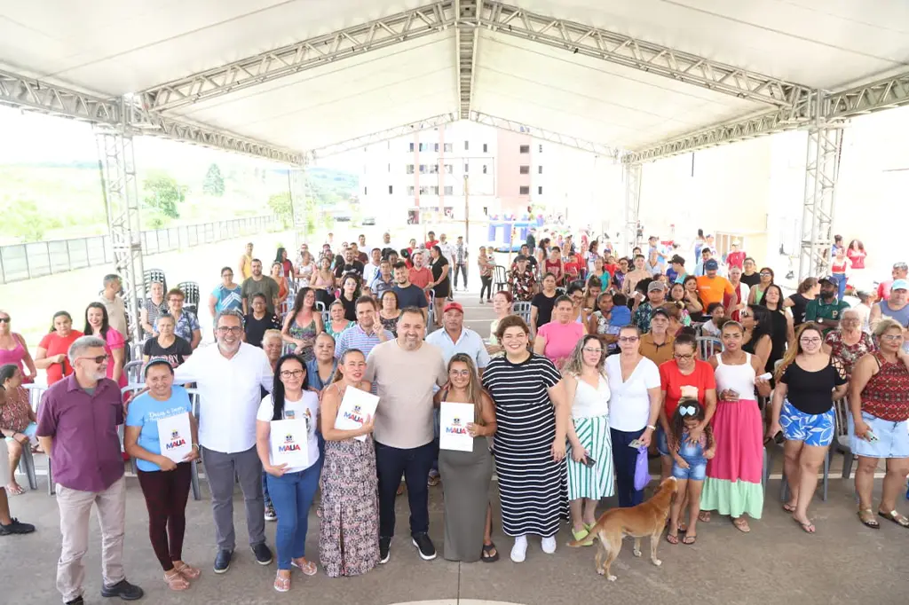 No Jardim Oratório, 120 famílias recebem título de propriedade de apartamento 2 Moradores do Jardim Oratório celebram entrega de títulos de regularização fundiária em evento da Prefeitura de Mauá.