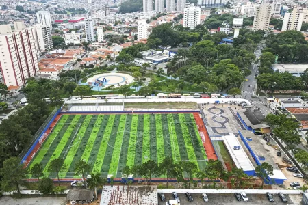 Campo modernizado no Nova Petrópolis em São Bernardo com gramado sintético e novas arenas de esportes.