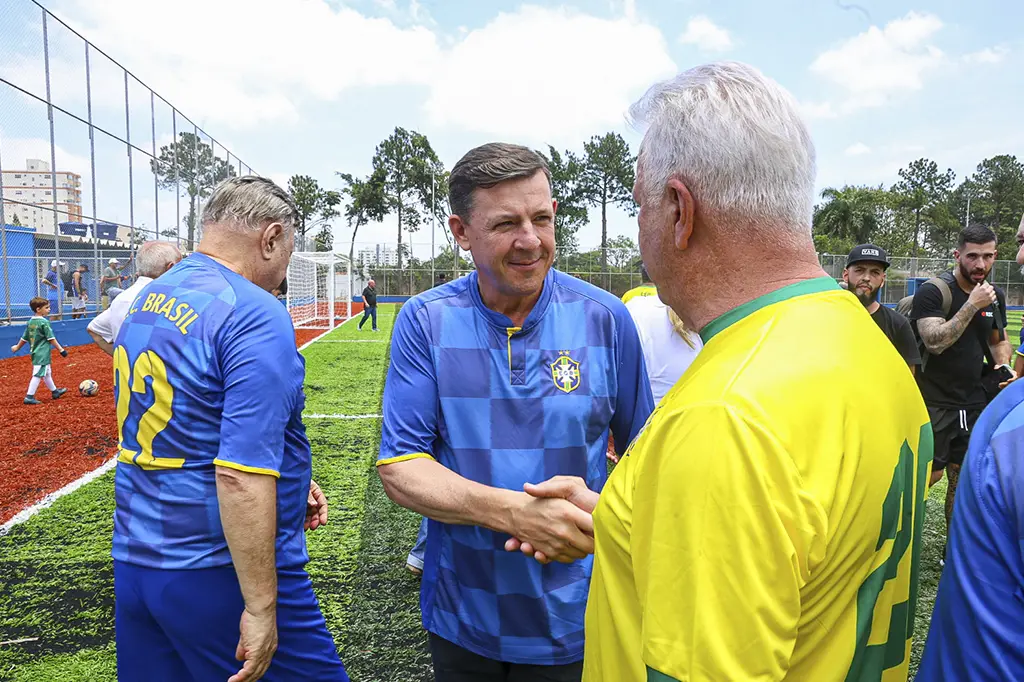 Campo modernizado no Nova Petrópolis em São Bernardo com gramado sintético e novas arenas de esportes.