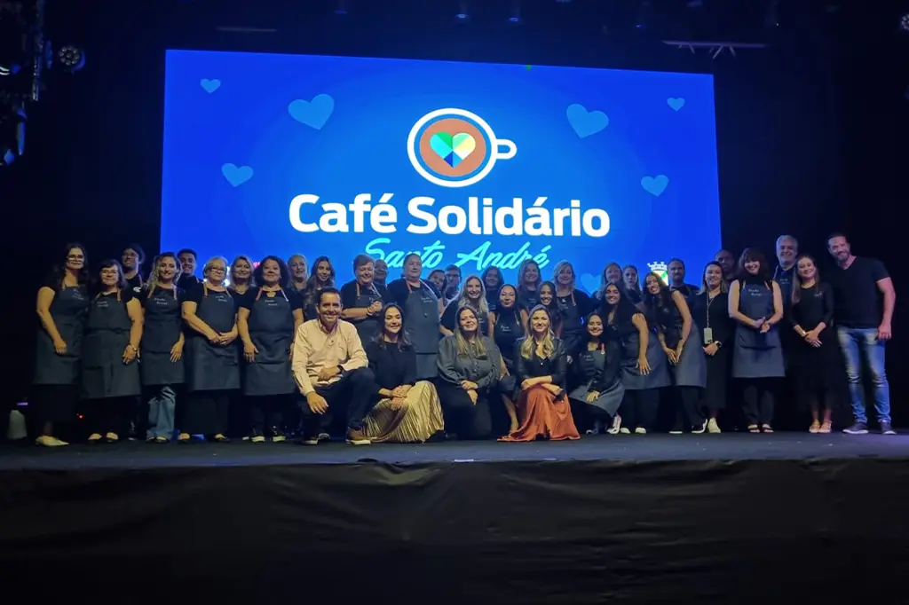 Imagem do Café Solidário 2024, com autoridades e representantes sociais de Santo André discutindo os resultados das ações do Núcleo de Inovação Social.