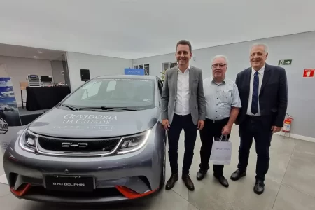 Veículo elétrico modelo Dolphin da BYD sendo entregue para a Ouvidoria de Santo André