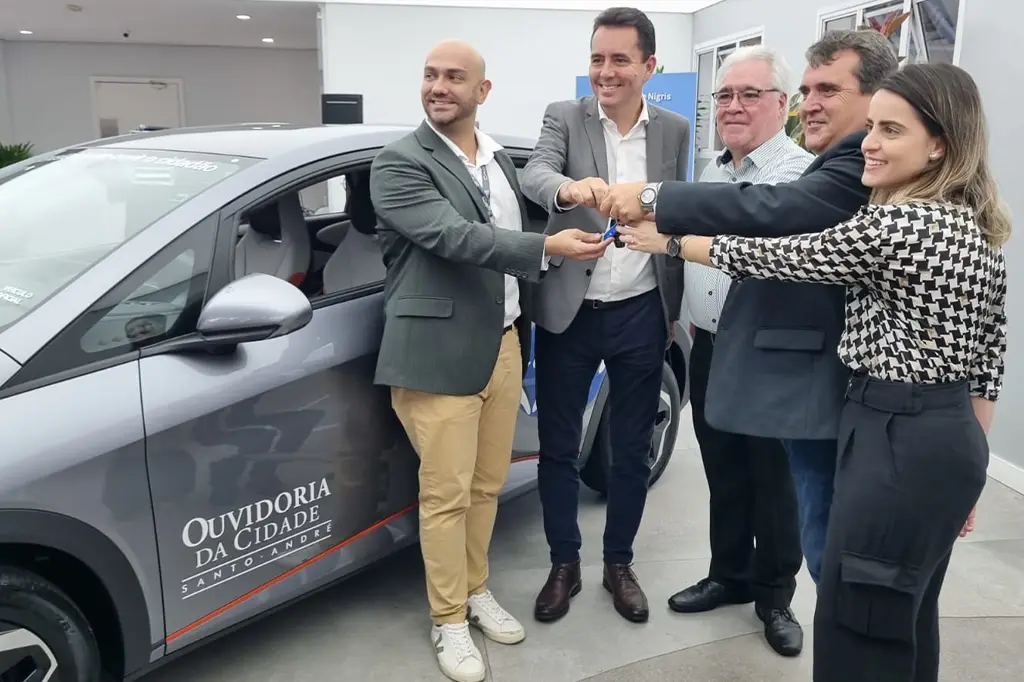 Veículo elétrico modelo Dolphin da BYD sendo entregue para a Ouvidoria de Santo André