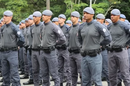 Soldados em formação durante a cerimônia de formatura na Escola Superior de Soldados, em São Paulo.