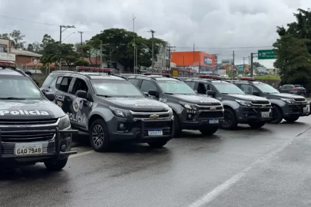 Policiais cercando agência bancária em Vargem Grande Paulista após tentativa de assalto.